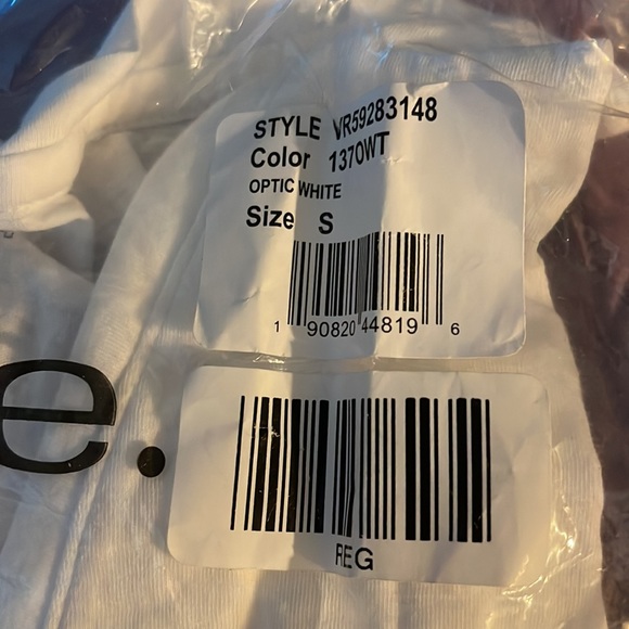 Vince Style# VR59283148
Slips on.
100% Pima cotton.
Machine wash. - Picture 5 of 6